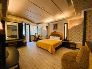 um quarto de hotel com uma cama e um sofá em Holland Hill Motel em Tainan
