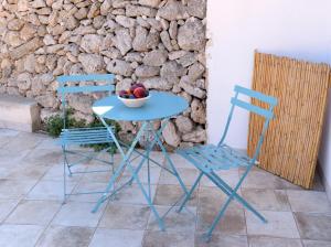 B&B Borgo Monacizzo في Monacizzo: طاولة و كرسيين و صحن فاكهة