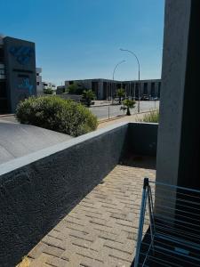 un bâtiment avec un mur à côté d'une rue dans l'établissement Urban Retreat with a View, à Windhoek