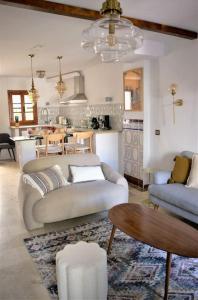 uma sala de estar com um sofá e uma mesa em Townhouse at the Beach em Estepona