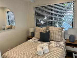 En eller flere senge i et værelse på Comfortable Seaside Studio & Courtyard
