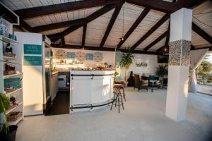 una grande stanza con cucina e bar di Miral Apartments a Supetarska Draga