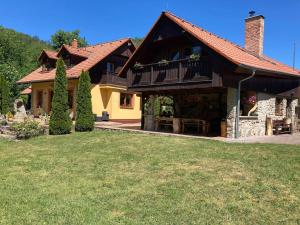 una casa con un grande cortile di fronte di Stylový dům Chlumec a Chlumec