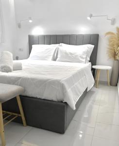 Postel nebo postele na pokoji v ubytování Trinity Suites