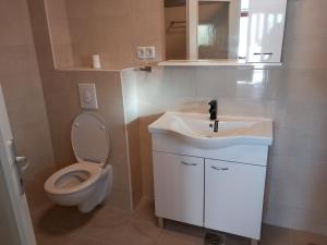 Ванная комната в Apartments Zmaj