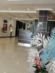 فندق روزلاين في الرياض: لوبى به زهور ونباتات على الأرض