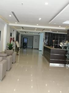 فندق روزلاين في الرياض: لوبي فيه كنب ومكتب في مبنى