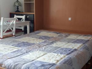 een groot bed in een kamer met een bureau bij Studio Cap d'Agde, 1 pièce, 4 personnes - FR-1-723-49 in Cap d'Agde