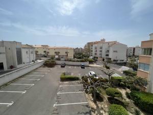 een lege parkeerplaats in een stad met gebouwen bij Studio Cap d'Agde, 1 pièce, 4 personnes - FR-1-723-49 in Cap d'Agde