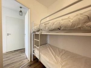 sypialnia z łóżkiem piętrowym w pokoju w obiekcie Appartement face mer pour 4 pers, déco soignée, balcon, garage, animaux acceptés - FR-1-236-155 w mieście Cucq