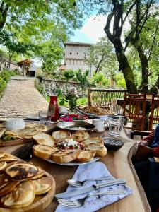 una mesa con un montón de comida. en Kulla Hupi Agriturism, en Bulqizë