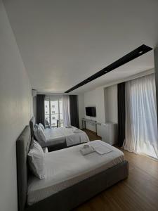 Katil atau katil-katil dalam bilik di Suite Hotel