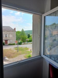 een raam in een kamer met uitzicht op een straat bij Hôtel du Puy d'Alon in Souillac