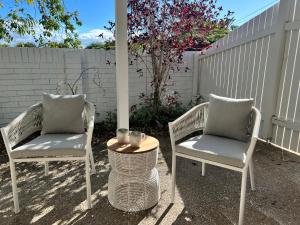 2 sillas y una mesa en el patio en Comfortable Seaside Studio & Courtyard en Scarborough
