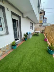 un patio trasero con césped verde y plantas en Casa Auga Boa, en Cangas de Morrazo