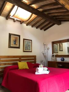 um quarto com uma cama com um cobertor vermelho em casale Fossitello em Torre San Severo