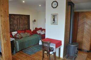 Χώρος καθιστικού στο Cozy Mansard Condo, enjoy both - beach and center