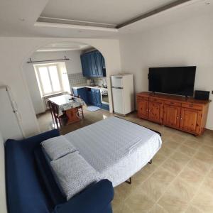 Habitación con cama y cocina con TV. en IRIDE sul lago 2 Via Principessa Jolanda 10-Piazza del Molo en Anguillara Sabazia