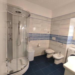 La salle de bains est pourvue d'une douche, de toilettes et d'un lavabo. dans l'établissement IRIDE sul lago 2 Via Principessa Jolanda 10-Piazza del Molo, à Anguillara Sabazia