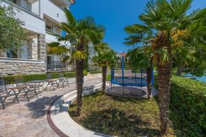 Bazén v ubytování Villa Veronika Apartments nebo v jeho okolí
