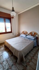 a bedroom with a bed and a window at Villa da Patty in Marausa