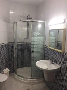 W łazience znajduje się prysznic i umywalka. w obiekcie Location Estivale à Nabeul, Tunisie w mieście Nabul