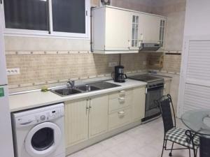 una cucina con lavandino e lavatrice di Dar Mesk & Yasmine a Nabeul