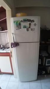 um frigorífico branco numa cozinha com ímanes em Merkezi konumda daire em Istambul