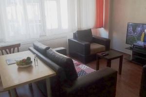 uma sala de estar com um sofá e uma mesa em Merkezi konumda daire em Istambul