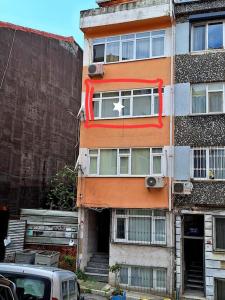 um edifício laranja com uma janela do lado em Merkezi konumda daire em Istambul