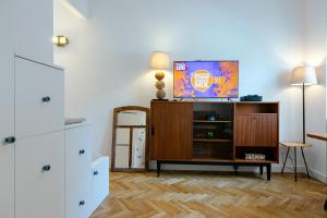 a living room with a tv on a cabinet at Jagiellońska 12 - 500m stacja metro Stadion Narodowy - 1km od Stadionu Narodowego - Better Rental in Warsaw