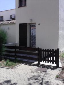 een hek voor een huis met een deur bij Villa Naturiste "EDEN" Héliovillage 105 in Cap d'Agde