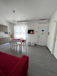 uma sala de estar com mesa e cadeiras e uma cozinha em Villetta Azzurra em Alcamo Marina