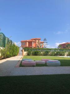 einen Park mit drei Kissen auf dem Gras in der Unterkunft Caribiano villa-3 in Dawwār Ḩalīs