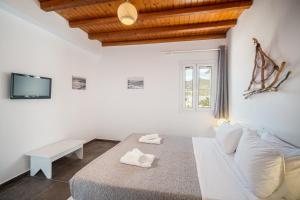 Rámos的住宿－Ta Kabia Studios，白色的客房配有床和沙发