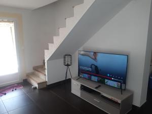 Μια τηλεόραση ή/και κέντρο ψυχαγωγίας στο Villa Maison Cévennes et Sud Ardèche