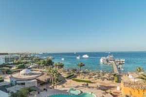 uma vista para a praia e para o oceano em Dexon Roma Hotel em Hurghada