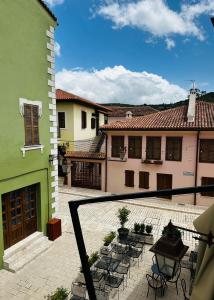 un balcon avec des chaises et des tables ainsi qu'un bâtiment dans l'établissement Agora Bed & Breakfast, à Vlorë