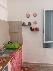 kuchnia ze zlewem i blatem z oknem w obiekcie CASA DEL VINCE w mieście Torre Ovo