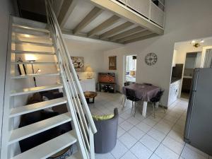 eine Küche und ein Wohnzimmer mit einer Wendeltreppe in der Unterkunft Villa Saint-Cyprien, 3 pièces, 6 personnes - FR-1-106-26 in Saint-Cyprien