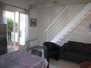 ein Wohnzimmer mit einem Tisch und einem Sofa in der Unterkunft Villa Saint-Cyprien, 3 pièces, 6 personnes - FR-1-106-26 in Saint-Cyprien