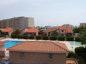 Blick auf ein Resort mit Pool und Gebäuden in der Unterkunft Villa Saint-Cyprien, 3 pièces, 6 personnes - FR-1-106-26 in Saint-Cyprien