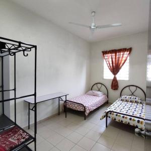 um quarto com 2 camas e uma janela em Homestay Nilai (Anggerik Court) em Nilai