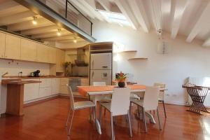 cocina con mesa y sillas en una habitación en Flaminio's Suite Vittorio Veneto, en Vittorio Veneto