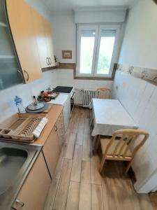 Una pequeña cocina con una mesa y un fregadero. en Blue Danube Free publlic parking, en Novi Sad