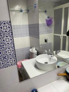 マラケシュにあるAppartement 5 piscines sportのバスルーム(洗面台、鏡付)