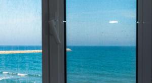 una ventana con vistas al océano en La Perla Bianca Residence en Eforie Nord