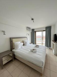 מיטה או מיטות בחדר ב-Central -300m Palais- Seaview-A/C-WIFI-spacieux