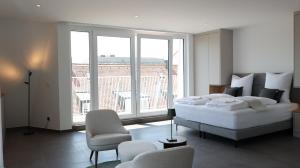 una camera con un letto e una grande finestra di MUNICH FINEST APARTMENTS a Monaco