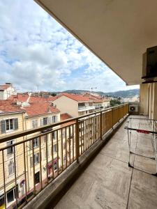 uma varanda com vista para a cidade em Central -300m Palais- Seaview-A/C-WIFI-spacieux em Cannes